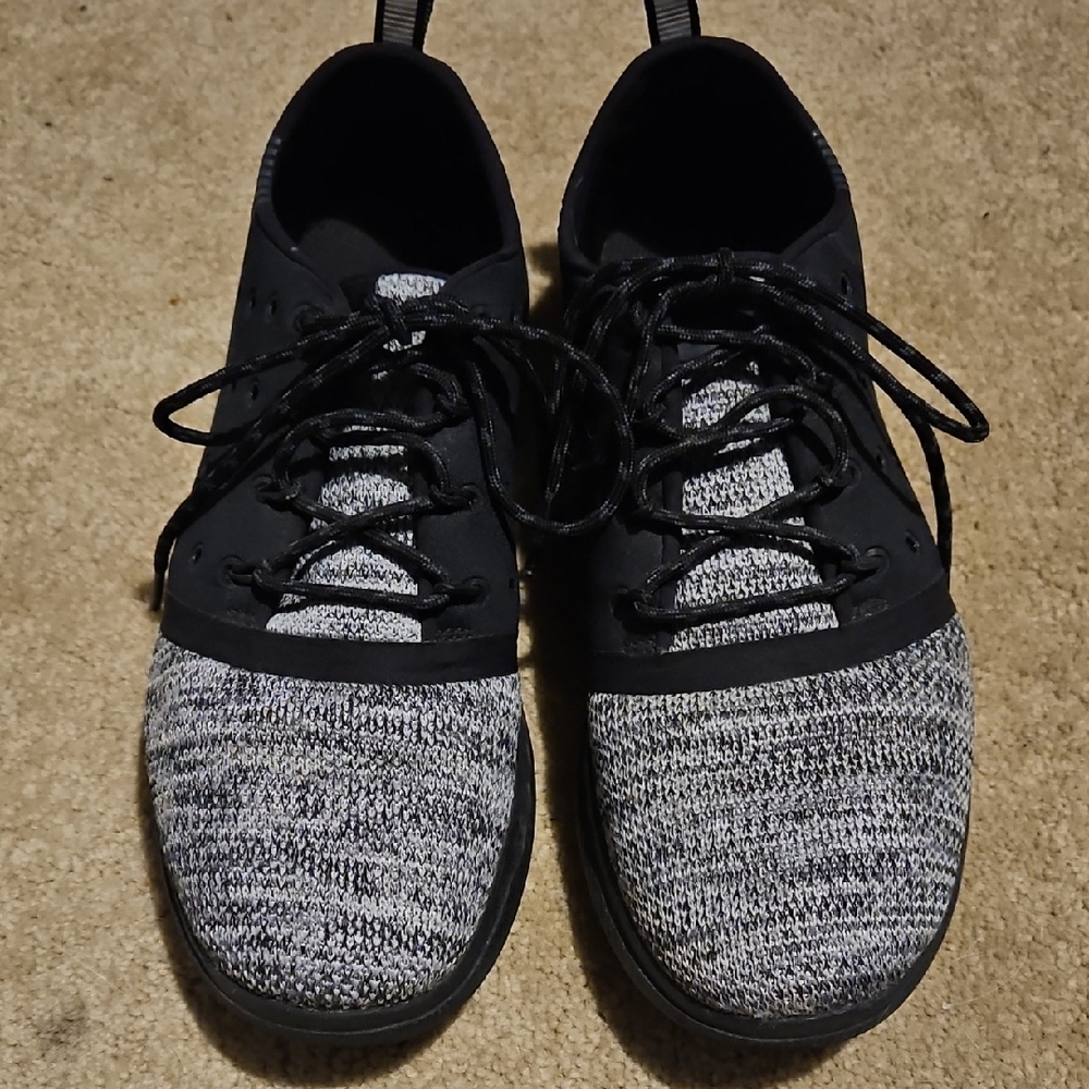 Under Armour Black Shoe Interior with White Size Label - Picture 2 of 8